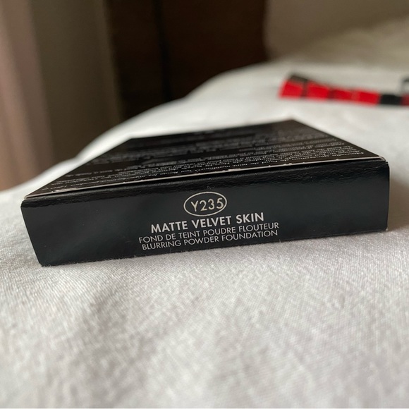 Matte Velvet Skin Powder Foundation shade 235 - Picture 2 of 5